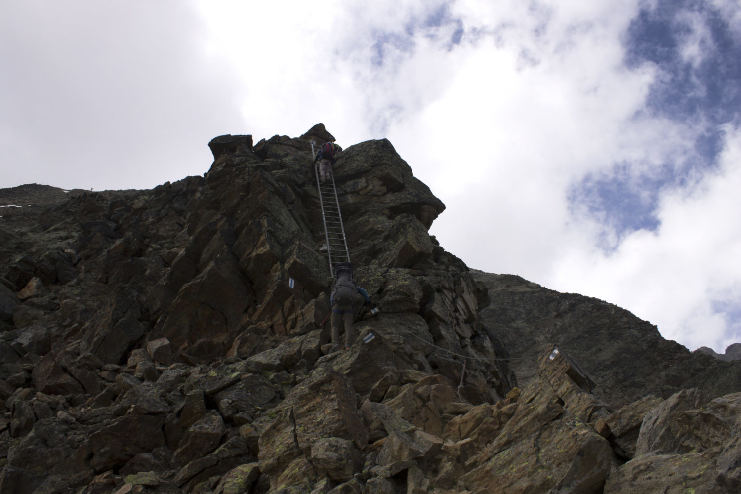 Лестница на скальном гребень к хиж. Mischabelhütte на выс. 2900