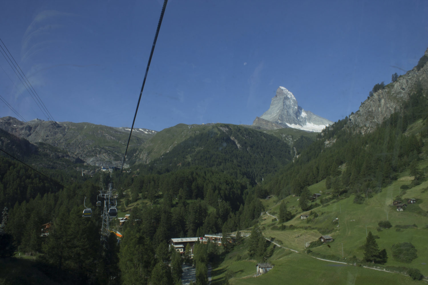 Вид на вер. Matterhorn (4478) из кабины подъёмника