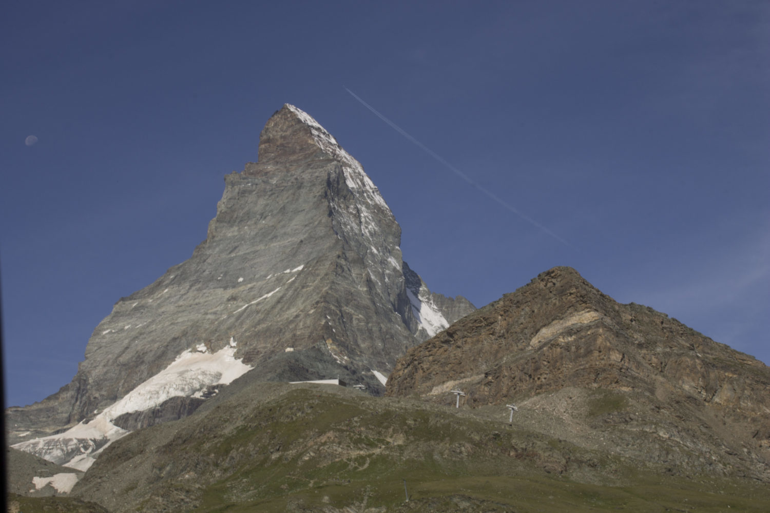 Вид на вер. Matterhorn (4478) и пик Hirli (2890) от станц. Schwarzsee
