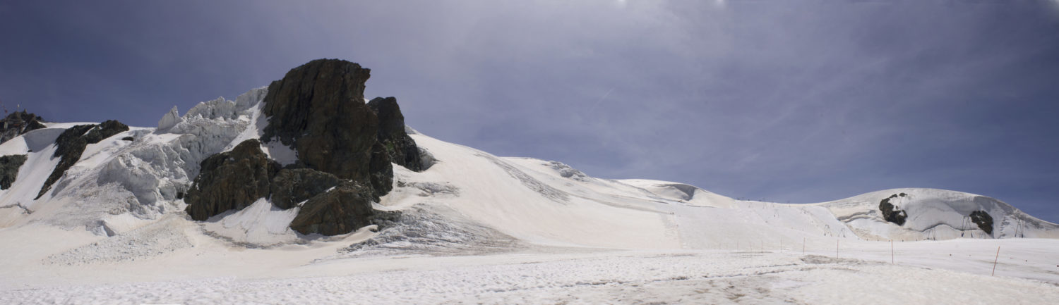 Скалы перед вер. Klein Matterhorn с плато Rosa