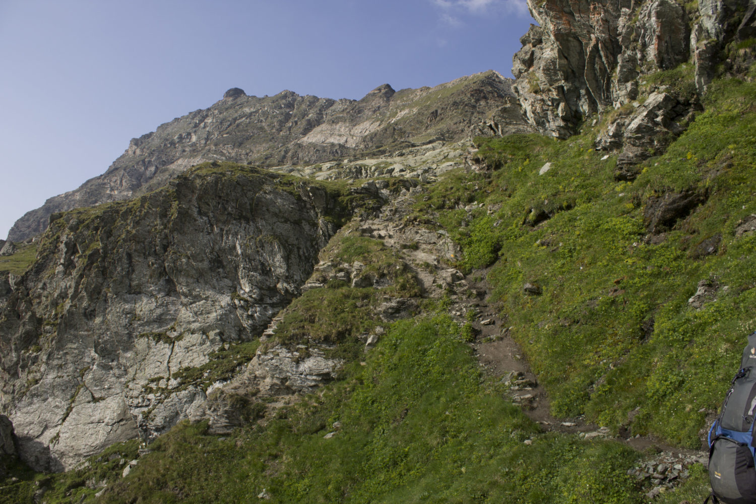 Каменная "лестница" на скальные сбросы на пути к пер. Col de Nannaz